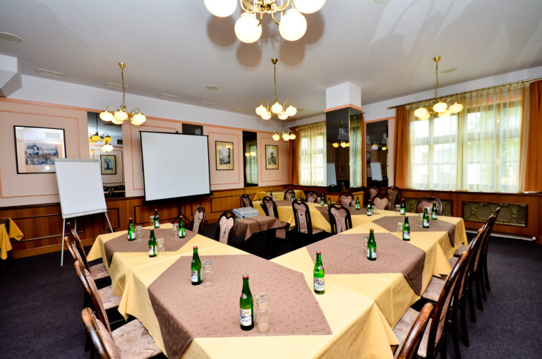 Velký salonek – tabule do U
